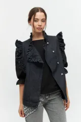 Chaleco de denim lavado oscuro con volados estructurados en el cuello y los hombros. Presenta cierre frontal de botones metálicos plateados y bolsillos funcionales.