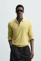 Polo de punto color amarillo claro, corte regular fit, tejido en hilatura con mezcla de algodón y lyocell. Cuello solapa con cierre frontal de botonadura y manga larga. Acabados en rib.