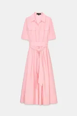 Vestido camisero midi color rosa pálido, con cuello solapa, manga corta y bolsillos de plastrón en el pecho. Incluye un cinturón de lazo en el mismo tejido.