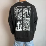 Buzo negro de corte oversize con estampado de recuadros con diseños de plantas en la espalda.
