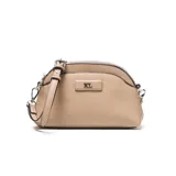 Bandolera de material símil cuero color taupe, con forma redondeada y cierre superior metálico. Posee un bolsillo interno con cierre y correa regulable y desmontable.