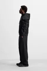 Pantalón jogger gris de corte recto, confeccionado en tejido de algodón compacto con interior en rizo. Cuenta con cintura elástica ajustable con cordón interior, bolsillos frontales y bolsillo de doble vivo en la espalda.