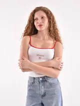 Musculosa color beige con tirantes finos y estampado de cerezas.