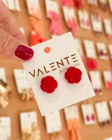 Par de caravanas rojas con forma de rosa.