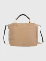 Bolso tote color beige con textura acanalada, doble asa de mano negra y correa de hombro ajustable con logo estampado.