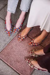 Bailarina destalonada con tejido de algodón trenzado a mano, color naranja, beige y violeta.