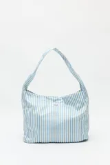 Bolso de hombro con estampado de rayas verticales celestes y blancas.