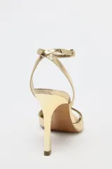 Sandalias negras de charol con efecto craquelado, de tacón fino y punta cuadrada. Cierre con hebilla metálica en la pulsera del tobillo.