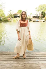 Túnica negra de lino con cuello cuadrado y mangas 3/4 abullonadas con elástico en los puños. Presenta apliques de textiles antiguos en la pechera delantera y trasera.