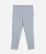 Pantalón de vestir de corte slim, color gris claro, con cintura con trabillas, cierre tradicional, bolsillos laterales y traseros. Confeccionado en algodón, poliéster y elastano.