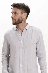 Camisa de manga larga con cuello abotonado y estampado a rayas verticales.