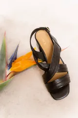 Sandalias de cuero color marrón claro con tiras cruzadas y taco cuadrado.