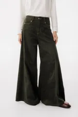 Pantalón de jean azul oscuro, de corte wide leg y tiro alto. Confeccionado en corderoy.