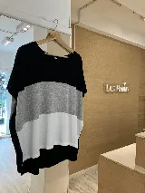 Remera holgada de manga corta con diseño a bloques de color: negro en la parte superior, gris en el centro y blanco en la parte inferior.