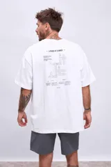 Remera blanca de corte holgado con estampado pequeño con texto en el frente.
