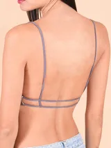 Top de bikini color fucsia metalizado, con corte triangular y breteles finos.