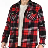 Sobrecamisa de cuadros en tonos rojos y negros, con botones frontales y dos bolsillos en el pecho.