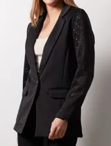 Blazer entallado blanco, marca Robert Louis. Cuello con solapa y abertura central con botón. Delantera con bolsillos. Manga larga calada.