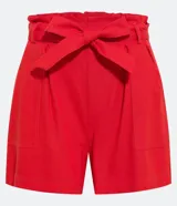Short negro de lino y viscosa, con cintura elástica, cinturón tipo faja y bolsillos delanteros.