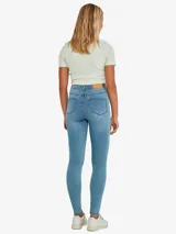 Pantalón de jean celeste, de corte skinny, tiro alto y largo hasta el tobillo.