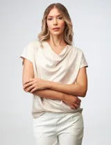Blusa de mujer Cable & Gauge color beige claro, confeccionada en tejido lurex con textura plisada vertical. Presenta un escote drapeado tipo cuello volcado y mangas cortas.