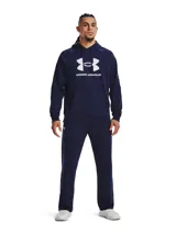Buzo gris de Under Armour, línea Rival Fleece, con capucha y logo estampado en el frente.