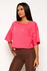 Remera blanca de algodón sustentable con diseño casual y torzado en la espalda.