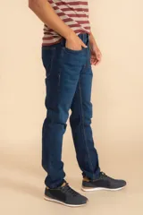 Pantalón de jean corte slim color azul oscuro.