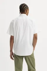 Camisa blanca de manga corta con bolsillo en el pecho.