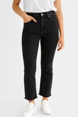 Pantalón de jean negro, cropped y de calce medio.