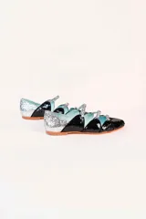 Bailarinas negras con lentejuelas y puntera redondeada. Presentan triple tira con hebilla plateada y talón plateado con glitter.