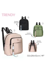 Mochila rosada con bolsillo frontal con cierre y llavero desmontable con cinta estampada.
