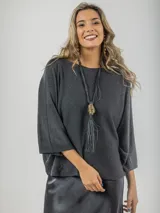Sweater italiano tejido en hilo con lurex, color gris oscuro con brillo sutil, de calce oversized y talle único.