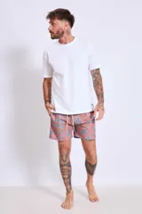 Short de baño con estampado floral en tonos rosa y azul.