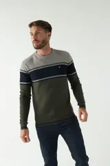 Sweater de punto con cuello redondo, manga larga y diseño a rayas horizontales en tonos gris, azul marino y verde oliva. Logo bordado en el pecho.