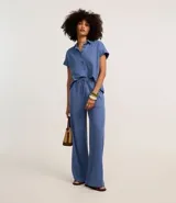 Pantalón celeste de corte recto, confeccionado en tejido orly con elástico y lazo en la cintura.