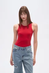 Body sin mangas color malva/rosado oscuro, de corte ajustado al cuerpo, con cuello redondo alto y broches en la parte inferior.