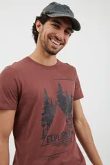 Remera verde militar de algodón con cuello redondo y manga corta. Estampado frontal con diseño de montañas y texto en color negro.