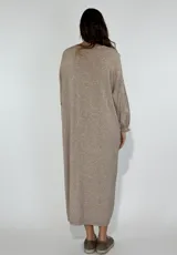 Vestido largo color verde, con escote en V y mangas largas, de corte suelto.