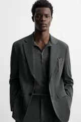Blazer regular fit confeccionado en tejido con 17% de lana. Cuello con solapas de muesca. Manga larga acabada en puño con detalle de botones. Bolsillo de vivo en pecho y de solapa en cadera. Detalle bolsillo interior. Bajo con aberturas en espalda. Cierre frontal con botones.