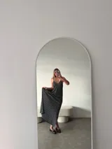 Vestido de jersey con estampado de rayas horizontales en blanco y azul marino, de corte holgado y tirantes finos.