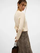 Sweater de punto color crudo, con cuello redondo y ajuste regular.