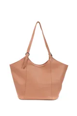 Cartera negra tipo shopper con textura símil cuero, doble asa de hombro y llavero colgante con forma de corazón.