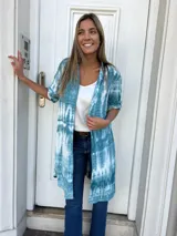 Sobrecamisa o vestido de viscosa y lycra con estampado tie-dye en tonos celeste y blanco, con cuello camisero y mangas 3/4.