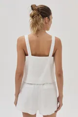 Short blanco de lino con elástico en la cintura y lazos regulables.