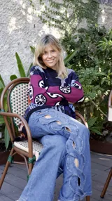 Pantalón de jean azul de tiro medio con diseño trenzado lateral.