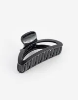 Broche para el pelo negro con forma de semicírculo calado.