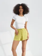 Short color verde lima, con cintura elástica y lazo ajustable.