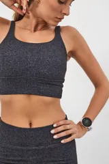 Top deportivo azul marino de corte simple con espalda cuadrada, corte ancho debajo del busto y padding desmontable.