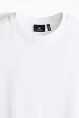 Musculosa blanca de punto liviano con ribete acanalado en cuello y sisas. Confeccionada con tejido funcional COOLMAX®, una fibra de poliéster de secado rápido que elimina la humedad y regula la temperatura corporal.